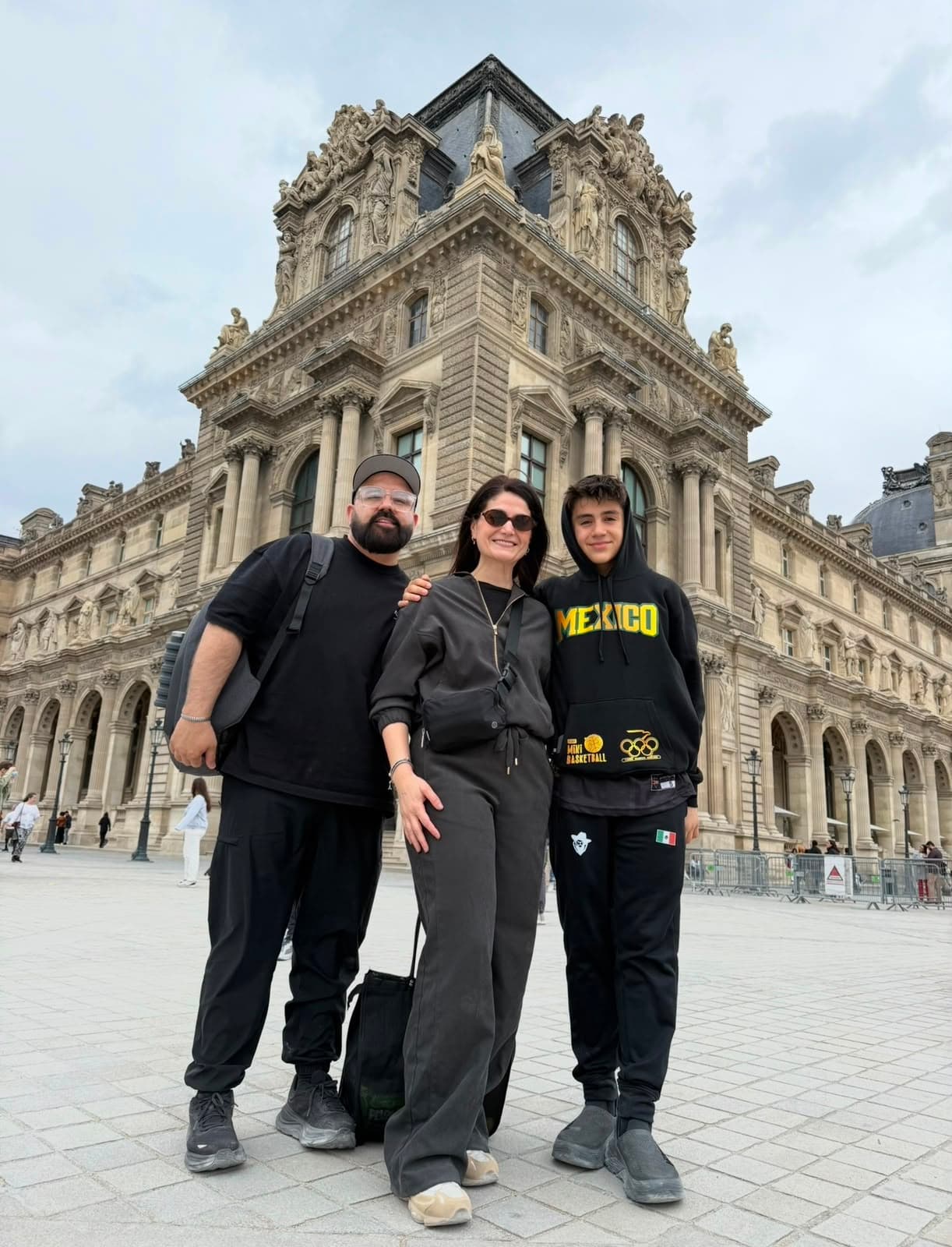 Dr. Carlos Inzunza junto a su esposa y su hijo