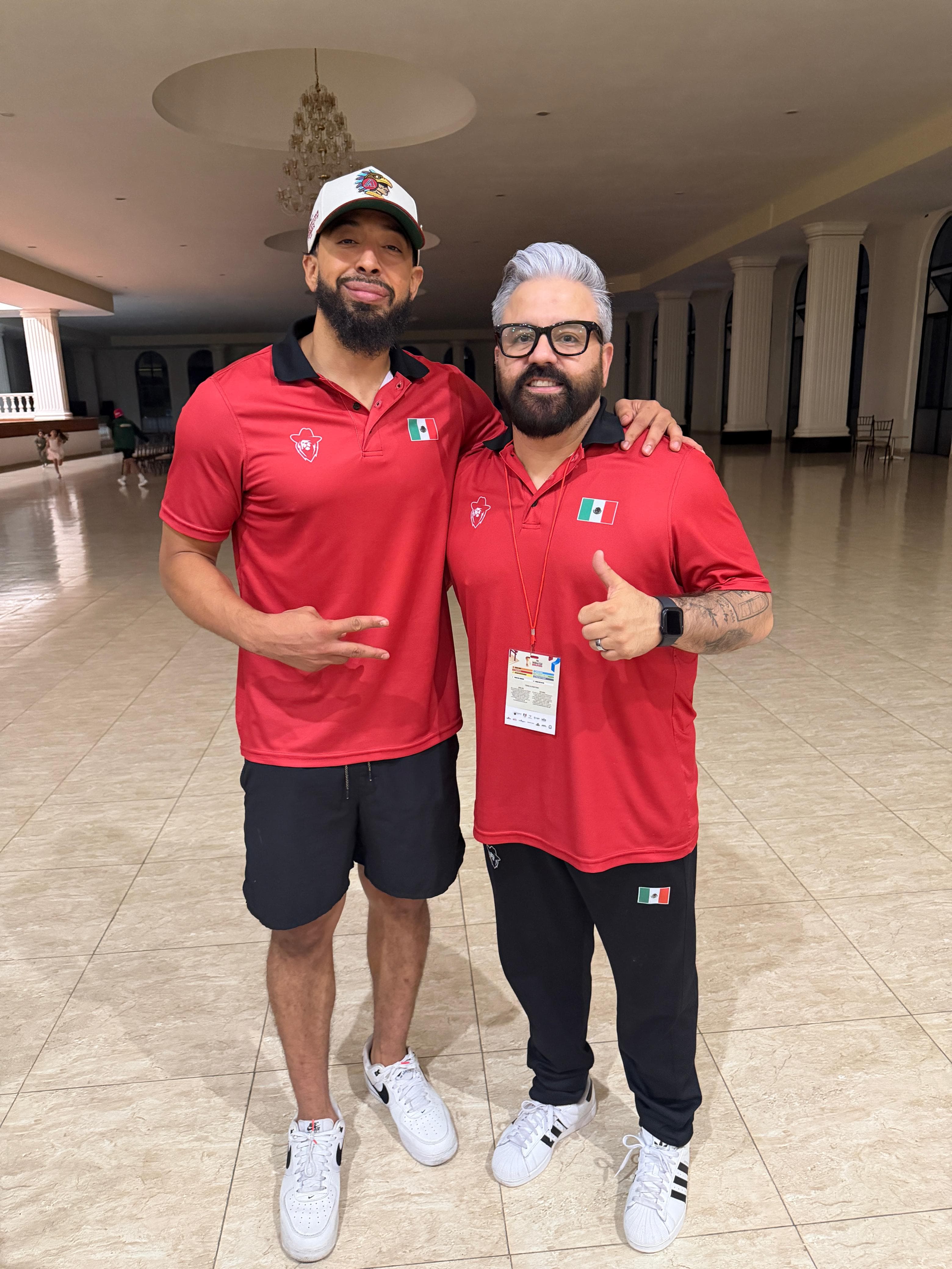 Dr. Carlos Inzunza con integrante de la Selección Mexicana